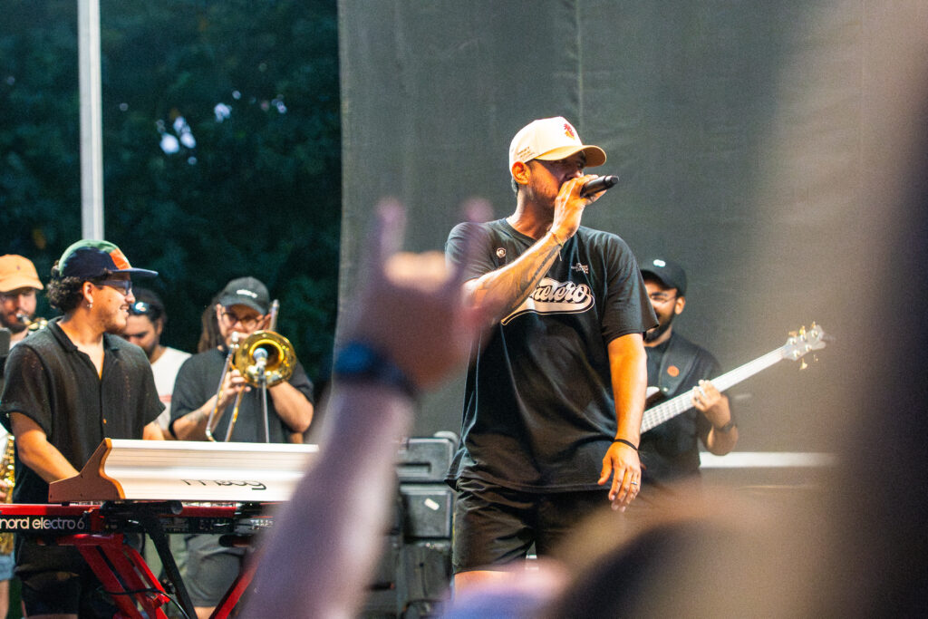Negro y Los Colores mezcla el hip-hop con el jazz, soul, funk, reggae y rock.