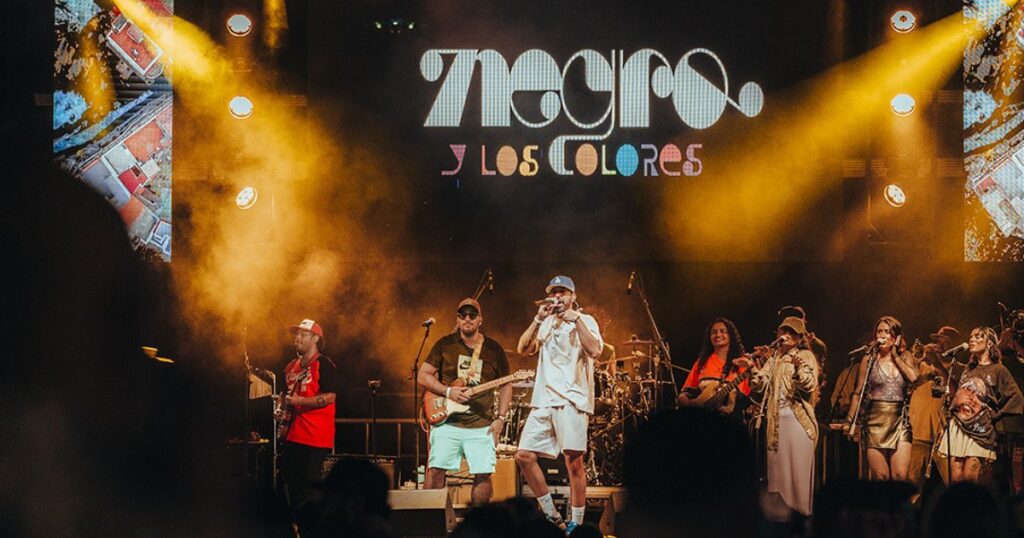 Negro y Los Colores combina el hip-hop con el jazz, soul, funk, reggae y rock.